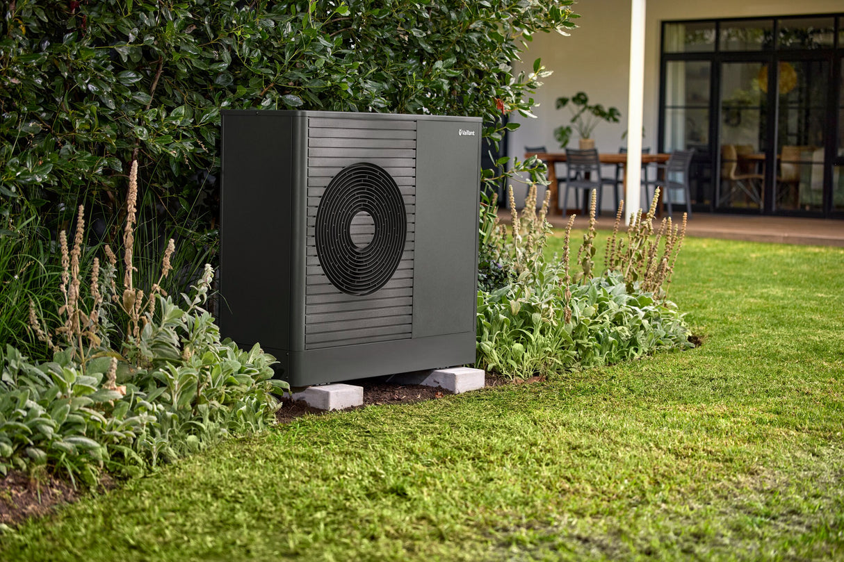 Vaillant aroTHERM plus im Garten aufgestellt