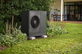 Vaillant aroTHERM plus im Garten aufgestellt